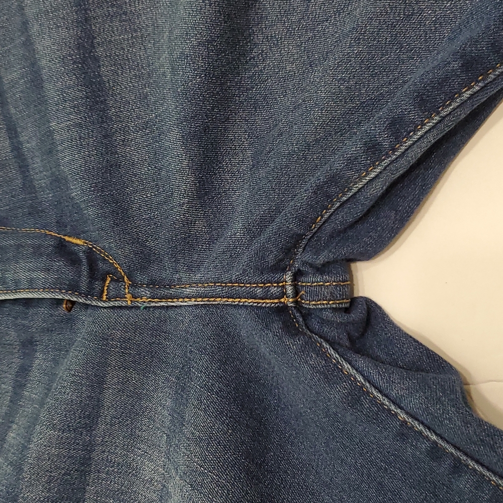 Levi Shorts size 28 - Picture 5 of 11